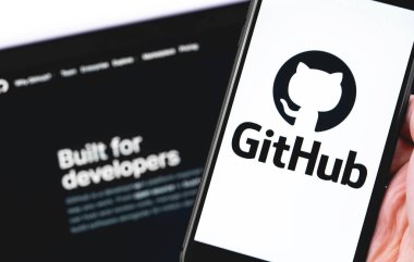 Ekranda akıllı telefon ve defterde GitHub logosu var. Yakın plan. GitHub, bilişim projelerine ev sahipliği yapmak ve geliştirmek için en büyük web hizmetidir. Moskova, Rusya - 12 Temmuz 2020