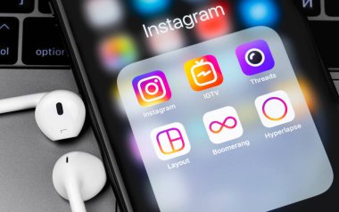 Instagram hizmetleri IGTV, Threads, Layout, Boomerang, Hiperlapse uygulamaları ekrandaki akıllı telefon kapanması. Instagram akıllı telefonlar için fotoğraf paylaşım uygulamasıdır. Moskova, Rusya - 26 Temmuz 2020