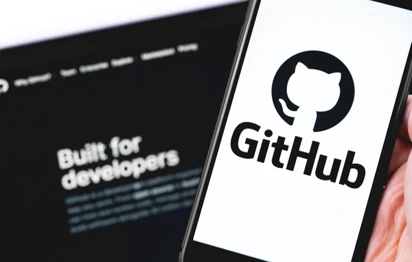 画面上のGithubロゴスマートフォンやノートブックを閉じます GithubはItプロジェクトのホスティングと開発を行う最大のWebサービスです モスクワ ロシア 2020年7月12日 — ストック写真