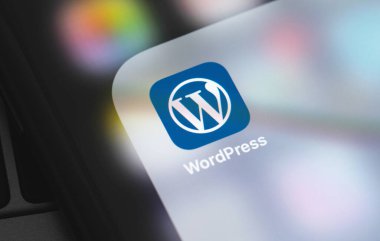 Ekran akıllı telefonundaki WordPress mobil uygulaması. WordPress - açık kaynak içerik yönetim sistemi. Moskova, Rusya - 24 Haziran 2020