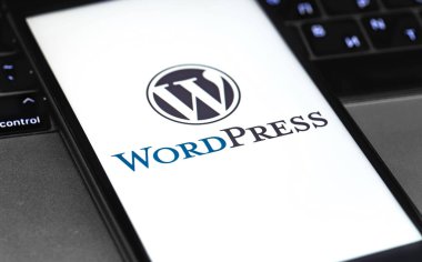 Akıllı telefon ve not defterindeki WordPress logosu. WordPress - açık kaynak içerik yönetim sistemi. Moskova, Rusya - 24 Haziran 2020