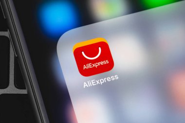 Ekran akıllı telefonunda AliExpress simge mobil uygulaması. AliExpress, Çin 'deki ve diğer yerlerdeki küçük işletmelerden oluşan çevrimiçi bir perakende satış servisidir. Moskova, Rusya - 28 Temmuz 2020