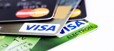 MasterCard ve Visa kartları yakın çekim, makro. Visa and MasterCard, Amerika Birleşik Devletleri 'nin çok uluslu finansal hizmet şirketidir. Moskova, Rusya - 12 Temmuz 2020