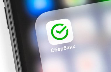 Sber (Sberbank) mobil uygulaması akıllı telefonun yakın planında. Sberbank, Rusya, Orta ve Doğu Avrupa 'nın en büyük uluslararası, evrensel bankasıdır. Moskova, Rusya 24 Eylül 2020