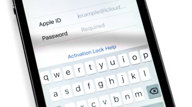 Apple ID ve Parola Apple iPhone ekranında. Apple, elektronik, bilgisayar yazılımı ve çevrimiçi hizmetler tasarlayan, geliştiren, satan çok uluslu bir teknoloji şirketidir. Moskova, Rusya - 27 Temmuz 202