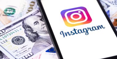 Akıllı telefondaki Instagram logosu. Para arka planıyla yakın plan. Instagram akıllı telefonlar için fotoğraf paylaşım uygulamasıdır. Moskova, Rusya - 24 Temmuz 2020