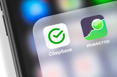 Sber (Sberbank) ve Yatırımcı Mobil Uygulamaları akıllı telefonların yakın planında. Sberbank, Rusya, Orta ve Doğu Avrupa 'nın en büyük uluslararası, evrensel bankasıdır. Moskova, Rusya 24 Eylül 2020