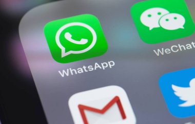 Ekran akıllı telefonundaki WhatsApp uygulaması kapalı. WhatsApp, mobil ve diğer platformlar için popüler bir ücretsiz mesajlaşma sistemidir. Moskova, Rusya - 10 Temmuz 2020