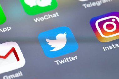 Akıllı telefondan twitter mobil uygulaması. Twitter, mikroblog ve ağ iletişimi için bir sosyal medya hizmetidir. Moskova, Rusya - 10 Temmuz 2020