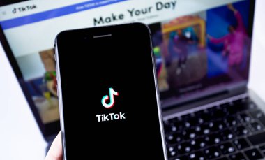 Sceen akıllı telefonundaki TikTok logosu defter arka planına yakın plan. TikTok video yaratmak ve paylaşmak için bir uygulamadır. Moskova, Rusya - 27 Temmuz 2020