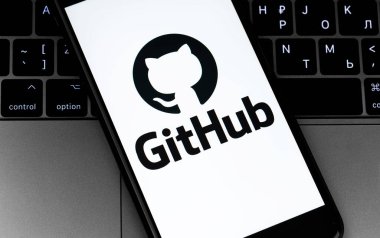 Ekran telefonunda not defteri arkaplanlı GitHub logosu. GitHub, bilişim projelerine ev sahipliği yapmak ve geliştirmek için en büyük web hizmetidir. Moskova, Rusya - 12 Temmuz 2020