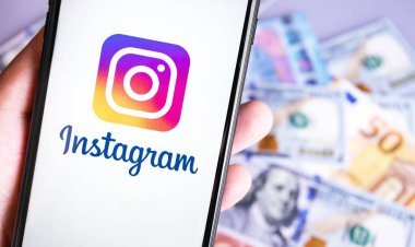 Ekran akıllı telefonundaki Instagram logosu yakın plan para geçmişi ile birlikte. Instagram akıllı telefonlar için fotoğraf paylaşım uygulamasıdır. - Evet. Moskova, Rusya - 24 Temmuz 2020