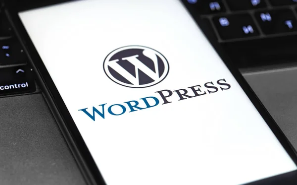 Wordpress Логотип Дисплее Смартфона Ноутбука Крупным Планом Wordpress Система Управления — стоковое фото