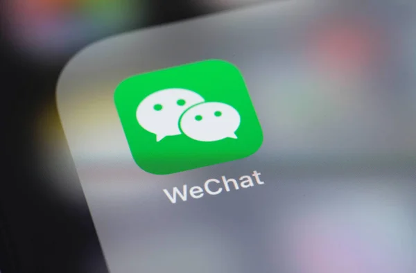 Aplicación Wechat Primer Plano Del Teléfono Inteligente Pantalla Spotify Servicio —  Fotos de Stock