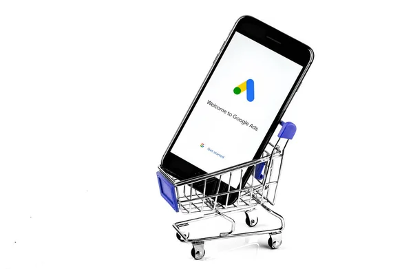 Kundvagn Med Smartphone Med Google Ads Adwords Ikon App Skärmen — Stockfoto