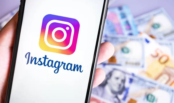 Logo Instagrama Ekranie Smartfona Zbliżenie Tłem Pieniędzy Instagram Aplikacja Udostępniania — Zdjęcie stockowe