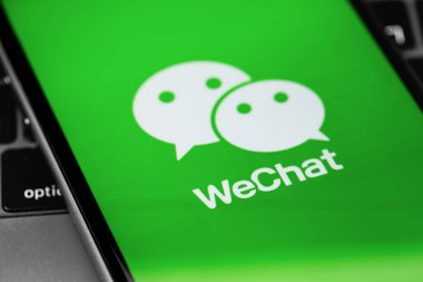 Ekran akıllı telefonundaki silah uygulaması yakın plan. WeChat mesaj ve sesli mesaj göndermek için mobil bir iletişim sistemidir. Moskova, Rusya - 27 Temmuz 2020