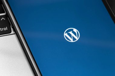 Ekran akıllı telefonundaki WordPress logosu. WordPress - açık kaynak içerik yönetim sistemi. Moskova, Rusya - 24 Haziran 202