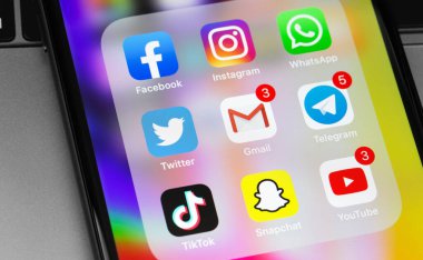 Ekranda Youtube logosu