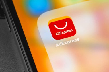 Akıllı telefondaki AliExpress simge mobil uygulaması. AliExpress, Çin 'deki ve diğer yerlerdeki küçük işletmelerden oluşan çevrimiçi bir perakende satış servisidir. Moskova, Rusya - 28 Temmuz 2020
