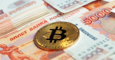 Bitcoin kripto para birimi, Rus rublesi parası, beş bin banknot.
