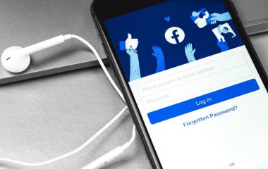 Ekran iPhone 'unda kulaklıklı Facebook mobil uygulaması. Facebook dünyadaki en büyük ve en popüler sosyal ağ sitesidir. Moskova, Rusya 15 Ağustos 2020