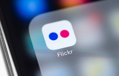Ekran akıllı telefonundaki Flickr simge uygulaması yakın plan. Flickr - fotoğraf sunucusu. Moskova, Rusya - 15 Ağustos 202