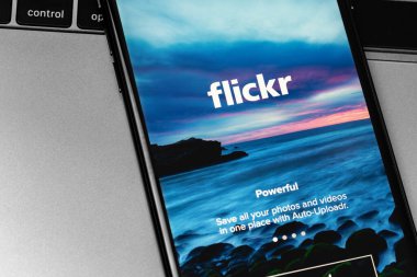 Ekran akıllı telefonundaki Flickr logo uygulaması yakın plan. Flickr - fotoğraf sunucusu. Moskova, Rusya 15 Ağustos 2020