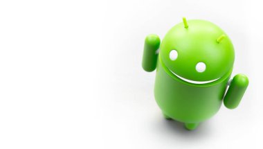 Beyaz arkaplanda Google Android figür sembolü. Google Android akıllı telefonlar, tablet bilgisayarlar, e-kitaplar ve diğer cihazlar için bir işletim sistemidir. Moskova, Rusya - 19 Mart 2020
