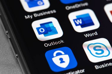 Ekran akıllı telefonunda Microsoft Outlook simge uygulaması. Microsoft Outlook, Microsoft Office ile birlikte eklenen e- posta istemcisidir. Moskova, Rusya 15 Ağustos 2020