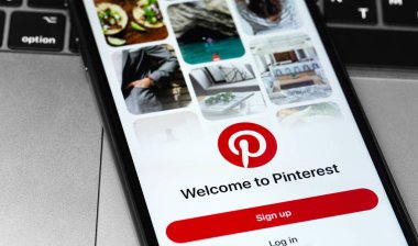 Ekran akıllı telefonu ve defter arkaplanındaki Pinterest uygulaması yakın plan. Pinterest bir sosyal internet servisi, fotoğraf sunucusu. Moskova, Rusya 15 Ağustos 2020