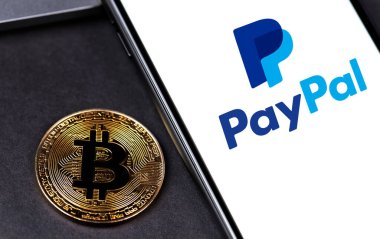 Ekran akıllı telefonunda paralı Pal logosu ve bitcoin şifreli para. Paypal internet tabanlı dijital para transferi servisidir. Moskova, Rusya - 20 Ekim 2020