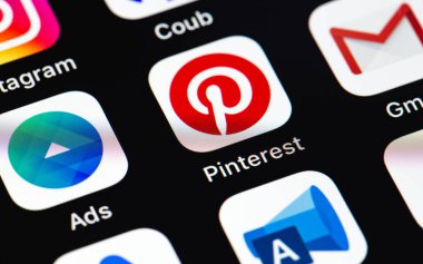 Ekran akıllı telefonunda Pinterest simgesi mobil uygulaması ve defter arkaplanı yakın plan. Pinterest bir sosyal internet servisi, fotoğraf sunucusu. Moskova, Rusya 15 Ağustos 2020