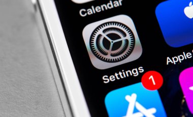 iPhone ekranındaki ayar simgesi uygulaması. Apple çok uluslu bir teknoloji şirketidir. Moskova - 25 Ekim 2020