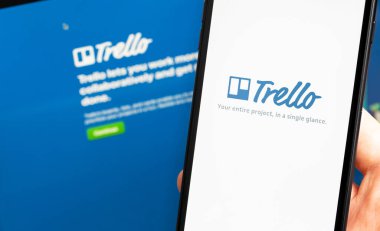 Ekran akıllı telefonunda Trello logo uygulaması ve defter kapanışı. Trello, küçük takımlar için bulut tabanlı bir proje yönetim yazılımıdır. Moskova, Rusya - 28 Temmuz 2020