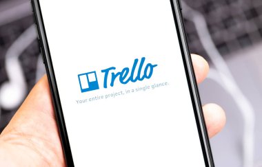 Ekran akıllı telefonunda arka planda bulanık defter kapaklı Trello logo uygulaması. Trello, küçük takımlar için bulut tabanlı bir proje yönetim yazılımıdır. Moskova, Rusya - 28 Temmuz 2020