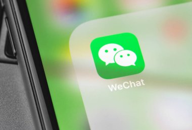 Ekran akıllı telefonunda silah ikonu uygulaması. WeChat mesaj ve sesli mesaj göndermek için mobil bir iletişim sistemidir. Moskova, Rusya - 28 Temmuz 2020