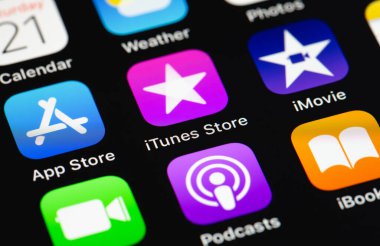 Uygulama mağazası, iTunes, Podcast ikon uygulamaları ekran iPhone 'unda. App Store, Apple Inc. Moskova, Rusya tarafından 15 Eylül 2020 tarihinde geliştirilen mobil uygulamalar için dijital dağıtım servisidir.