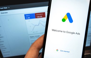 Google Ads (AdWords) logo uygulaması ekranda, dizüstü bilgisayarın arka planında, yakın plan. Google Ads, temelde Google 'dan gelen bir arama reklamları servisidir. Moskova, Rusya - 19 Mayıs 2020