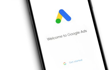 Ekran iPhone üzerindeki Google Ads (AdWords) logosu beyaz arka planda, yakın plan. Google Ads, temelde Google 'dan gelen bir arama reklamları servisidir. Moskova, Rusya - 19 Kasım 2020