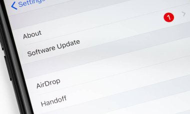 iPhone arayüzü ve yazılım yeni iOS seçimi ekranda. Apple çok uluslu bir teknoloji şirketidir. Moskova, Rusya - 10 Kasım 2020