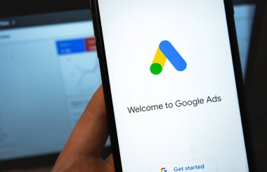 Ekran akıllı telefonunda not defteri arkaplanlı logo (AdWords), kapat. Google Ads, temelde Google 'dan gelen bir arama reklamları servisidir. Moskova, Rusya - 19 Mayıs 2020
