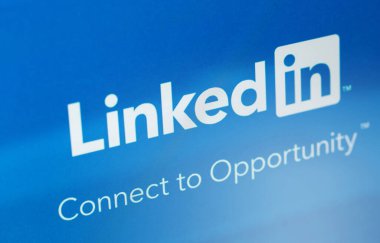 Ekran defterindeki LinkedIn uygulama logosu yakın plan. LinkedIn, iş bağlantılarını bulmak ve kurmak için kullanılan bir sosyal ağ. Moskova, Rusya - 19 Ağustos 2020