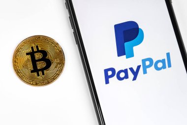 Ekran akıllı telefonunda PayPal logosu ve beyaz arka planda bitcoin kripto para birimi var. Paypal internet tabanlı dijital para transferi servisidir. Moskova, Rusya - 20 Ekim 2020