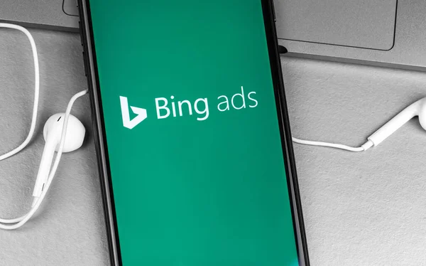 Logotipo Aplicación Bing Ads Teléfono Inteligente Pantalla Iphone Con Auriculares — Foto de Stock