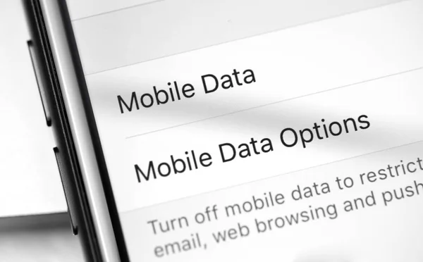 Смартфон Iphone Опціями Мобільних Даних Налаштування Екрані Apple Багатонаціональна Технологічна — стокове фото
