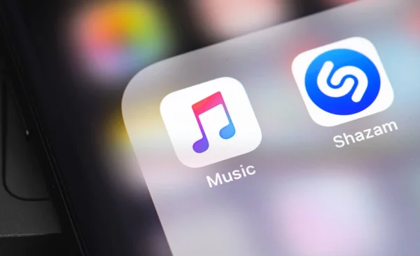 Aplikasi Ikon Apple Music Dan Shazam Pada Layar Iphone Shazam — Stok Foto