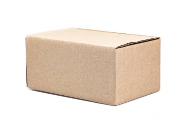 Beyaz arkaplanda karton kutu izole