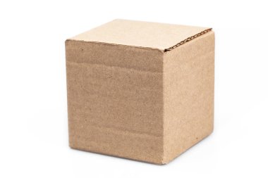 beyaz arkaplanda karton kare kutu izole