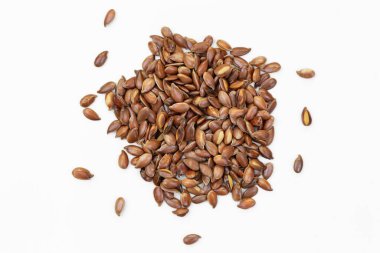 keten tohumu yığını makro izole beyaz arkaplan, üst görünüm